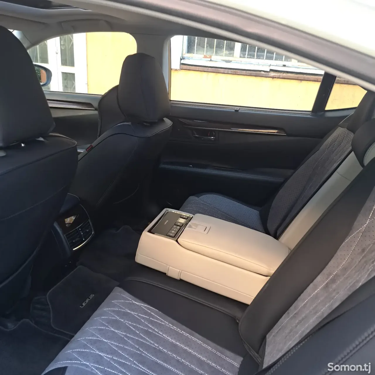 Lexus ES series 2015 · 2.5 AT