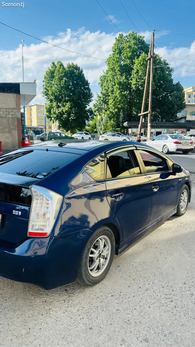 Toyota Prius 2011 · 1.8 AT