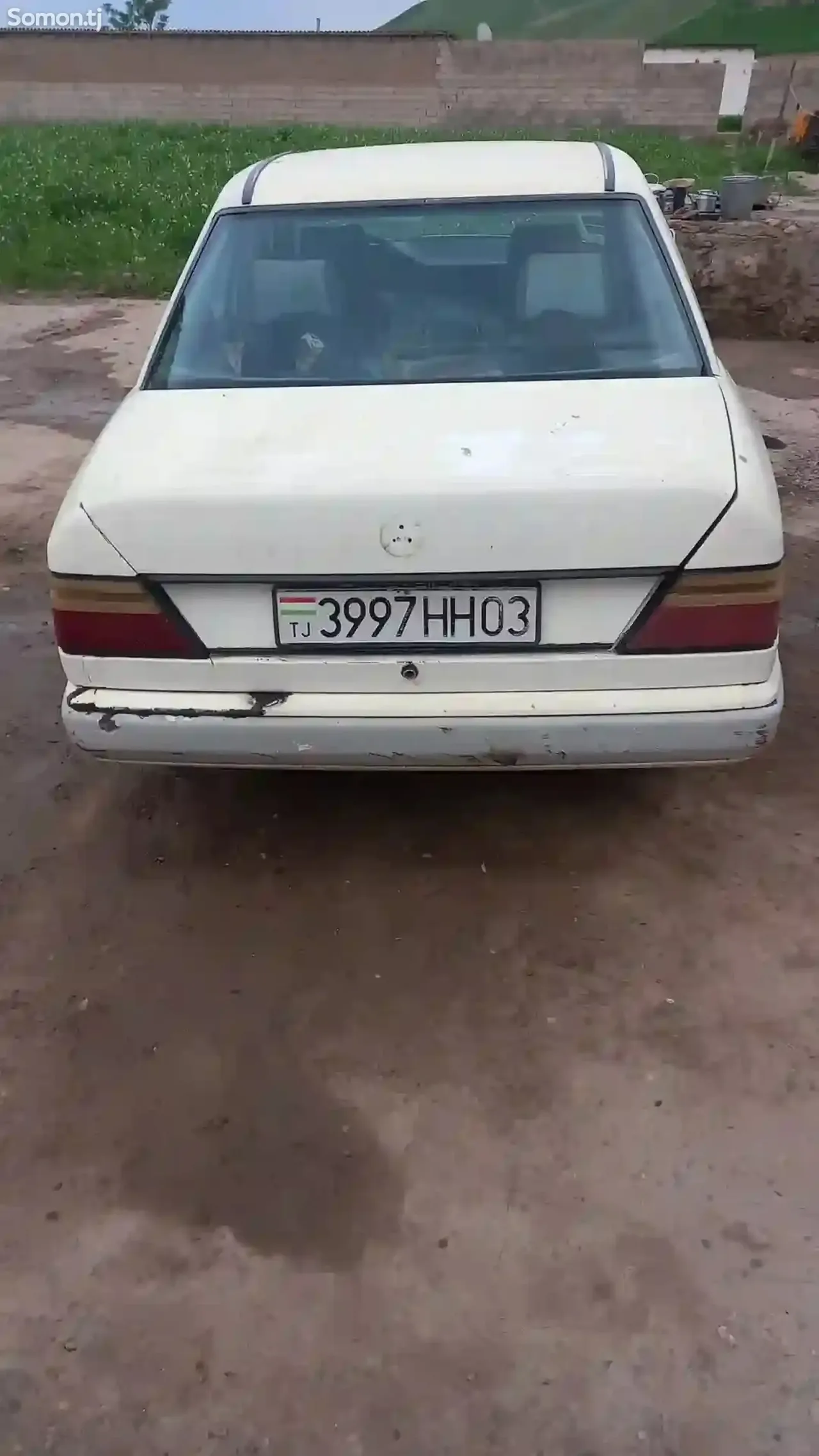 Mercedes-Benz E class 1986 · 1.5 MT