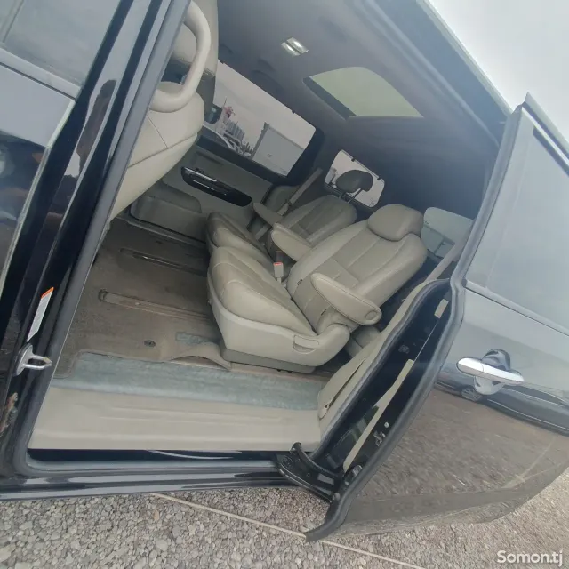 Kia Carnival 2015 · 2.2 AT
