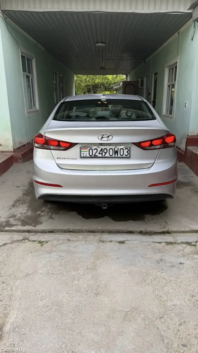 Hyundai Elantra 2018 · 2.0 AT