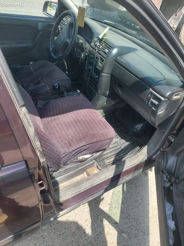 Opel Vectra A 1994 · 1.6 MT