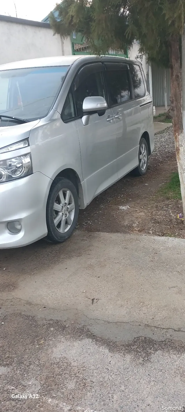 Toyota Voxy 2008 · 2.0 AT
