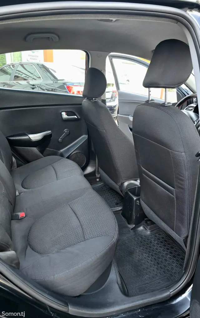Kia Rio 2017 · 1.4 AT