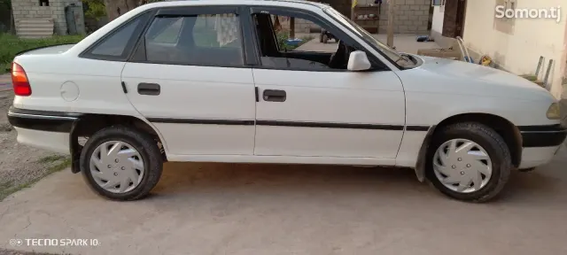 Opel Astra F 1993 · 1.6 MT