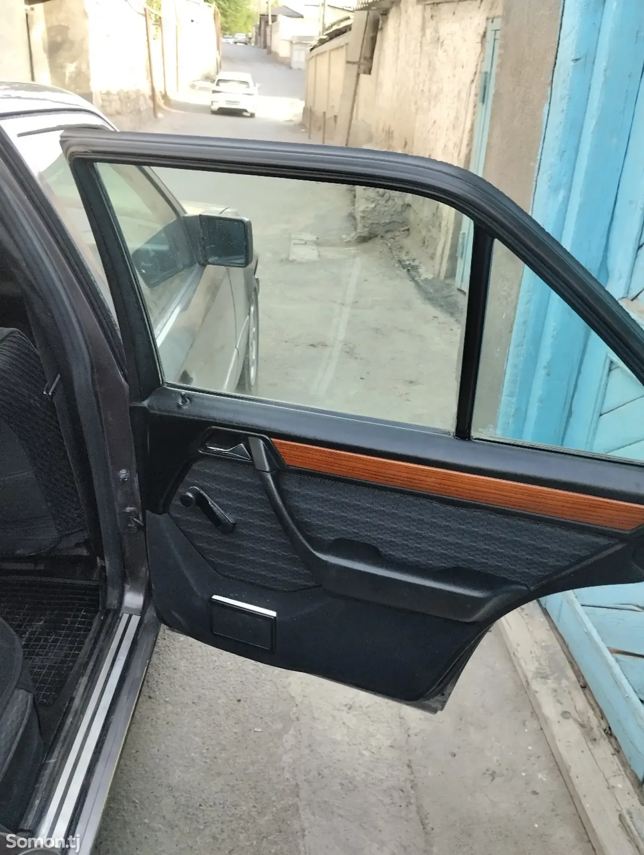 Mercedes-Benz W124 1992 · 2.0 MT