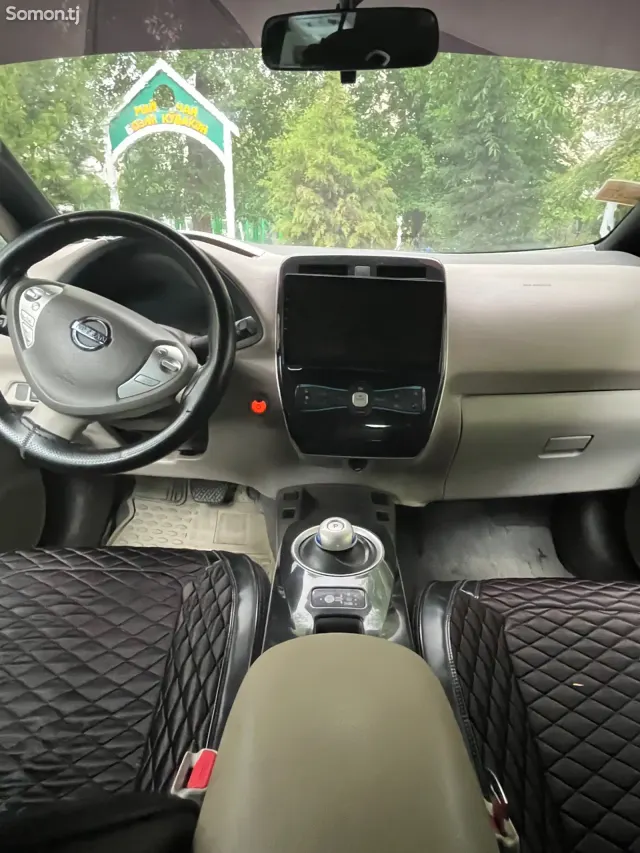 Nissan Leaf 2012 · AT