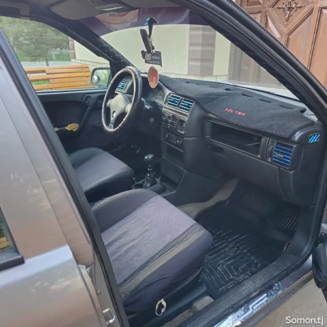 Opel Vectra A 1991 · 1.8 MT