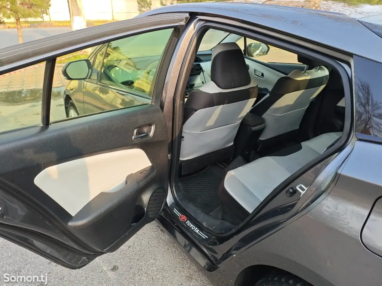 Toyota Prius 2016 · 1.8 AT