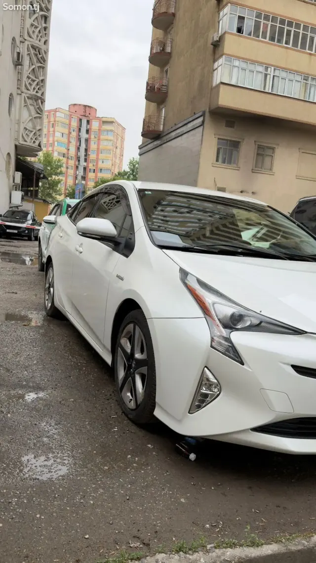 Toyota Prius 2016 · 1.8 AT