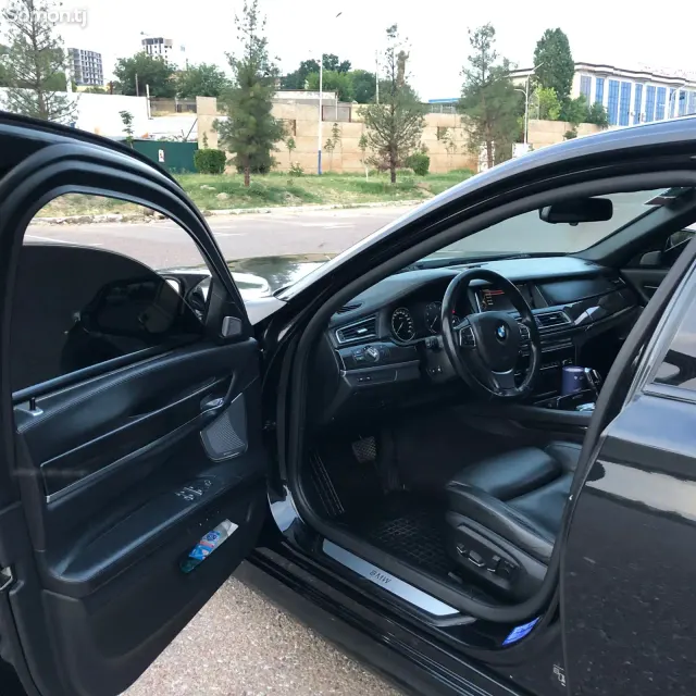 BMW 7 series 2015 · 4.4 AT