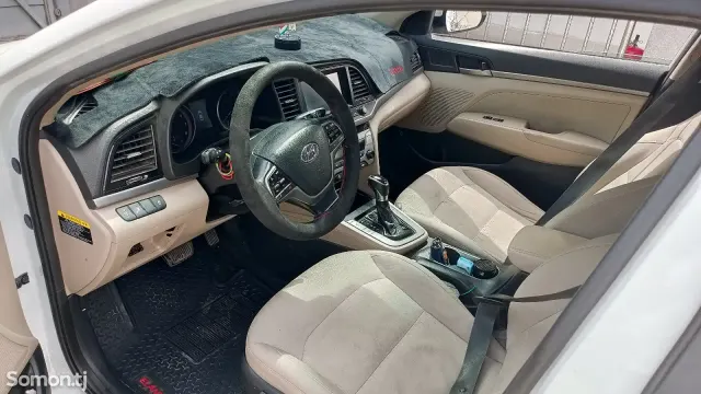Hyundai Elantra 2017 · 2.0 AT