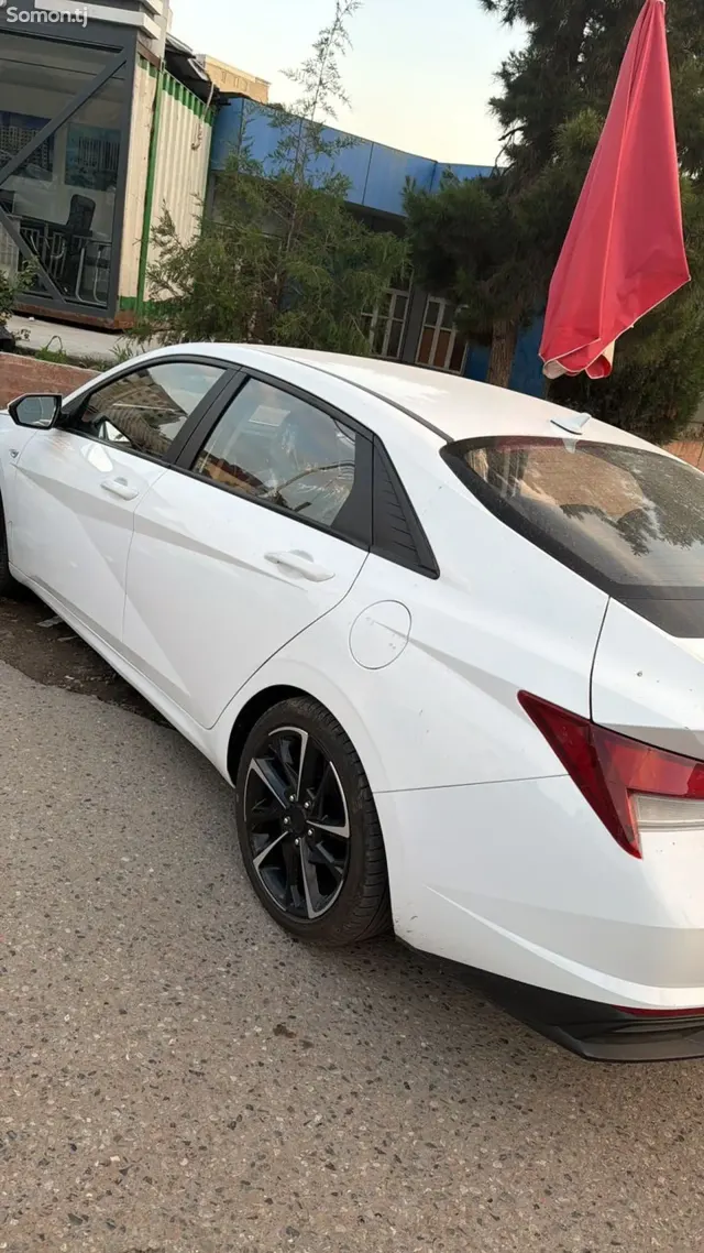 Hyundai Elantra 2022 · 1.6 AT