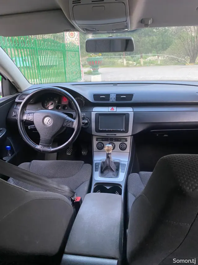 Volkswagen Passat 2006 · 2.0 MT