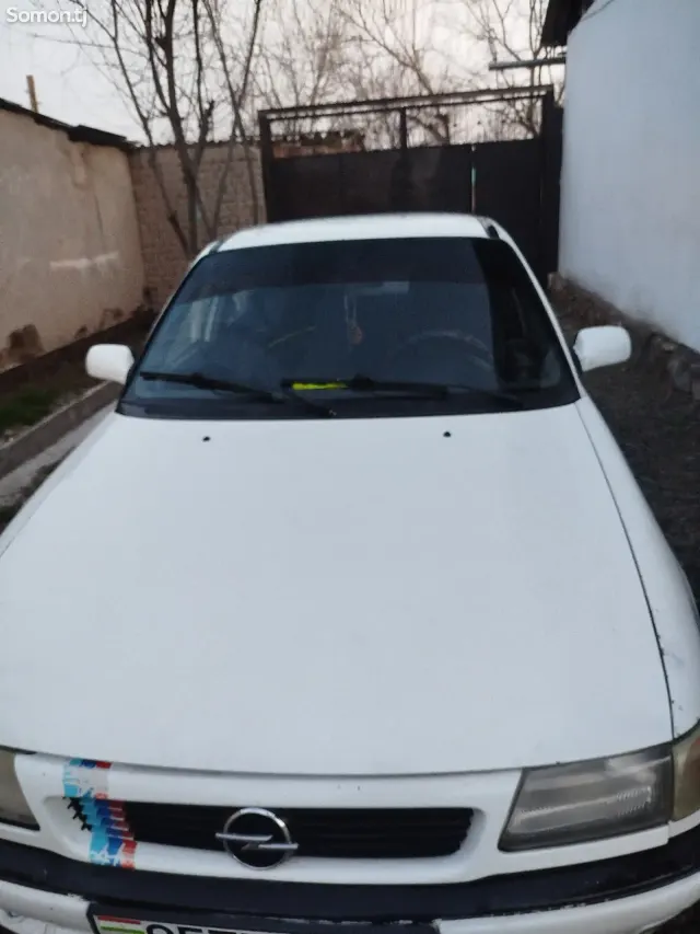 Opel Astra F 1993 · 1.6 MT