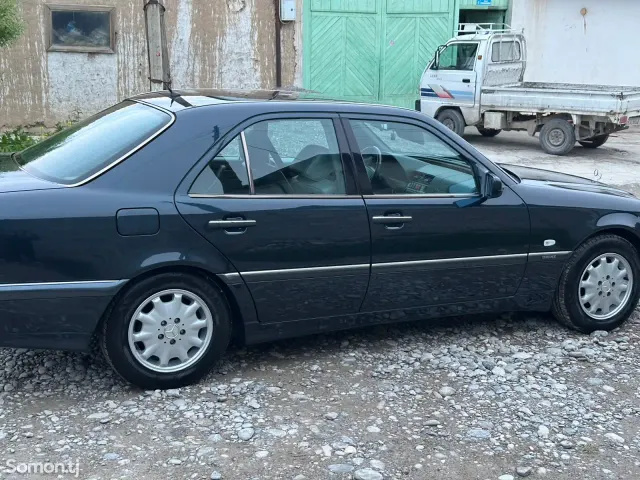 Mercedes-Benz C class 2000 · 2.2 AT