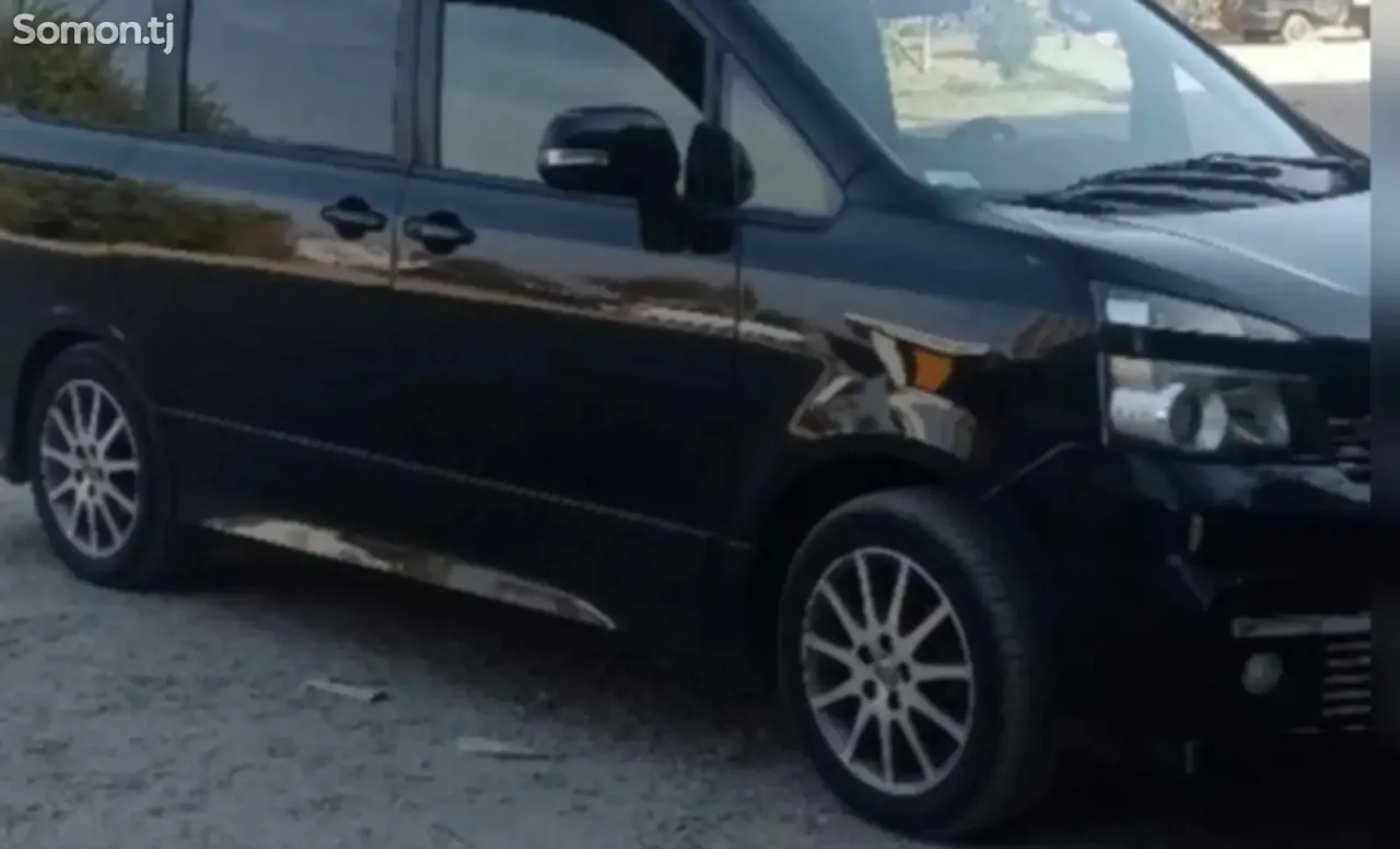 Toyota Voxy 2010 · 2.0 AT