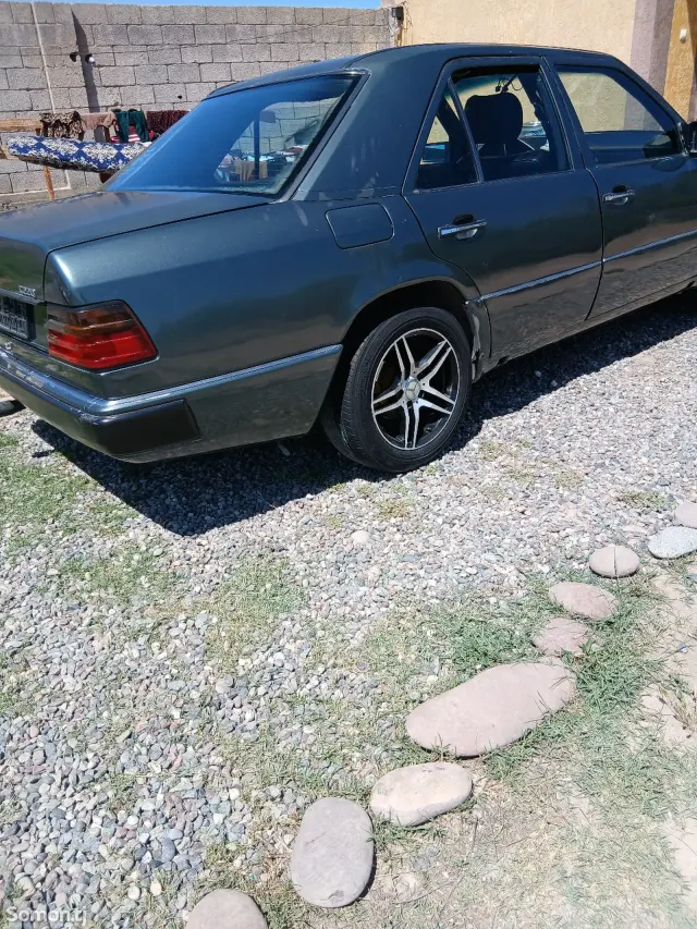 Mercedes-Benz W124 1990 · 2.2 MT