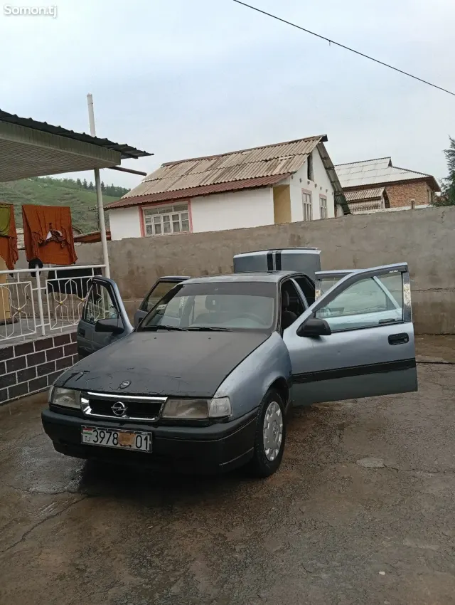 Opel Vectra A 1992 · 1.6 MT