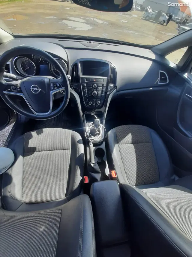Opel Astra J 2015 · 1.4 MT