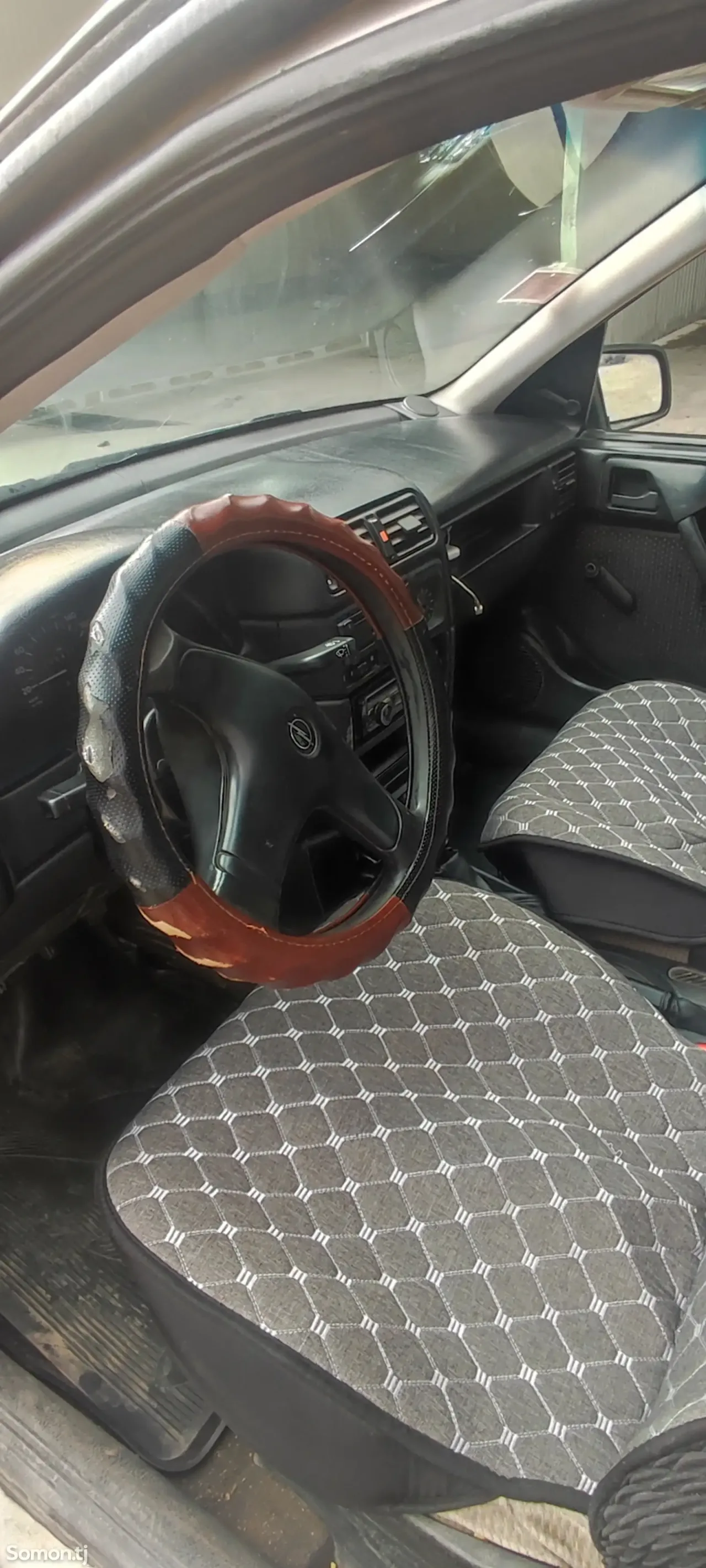 Opel Vectra A 1993 · 1.6 MT