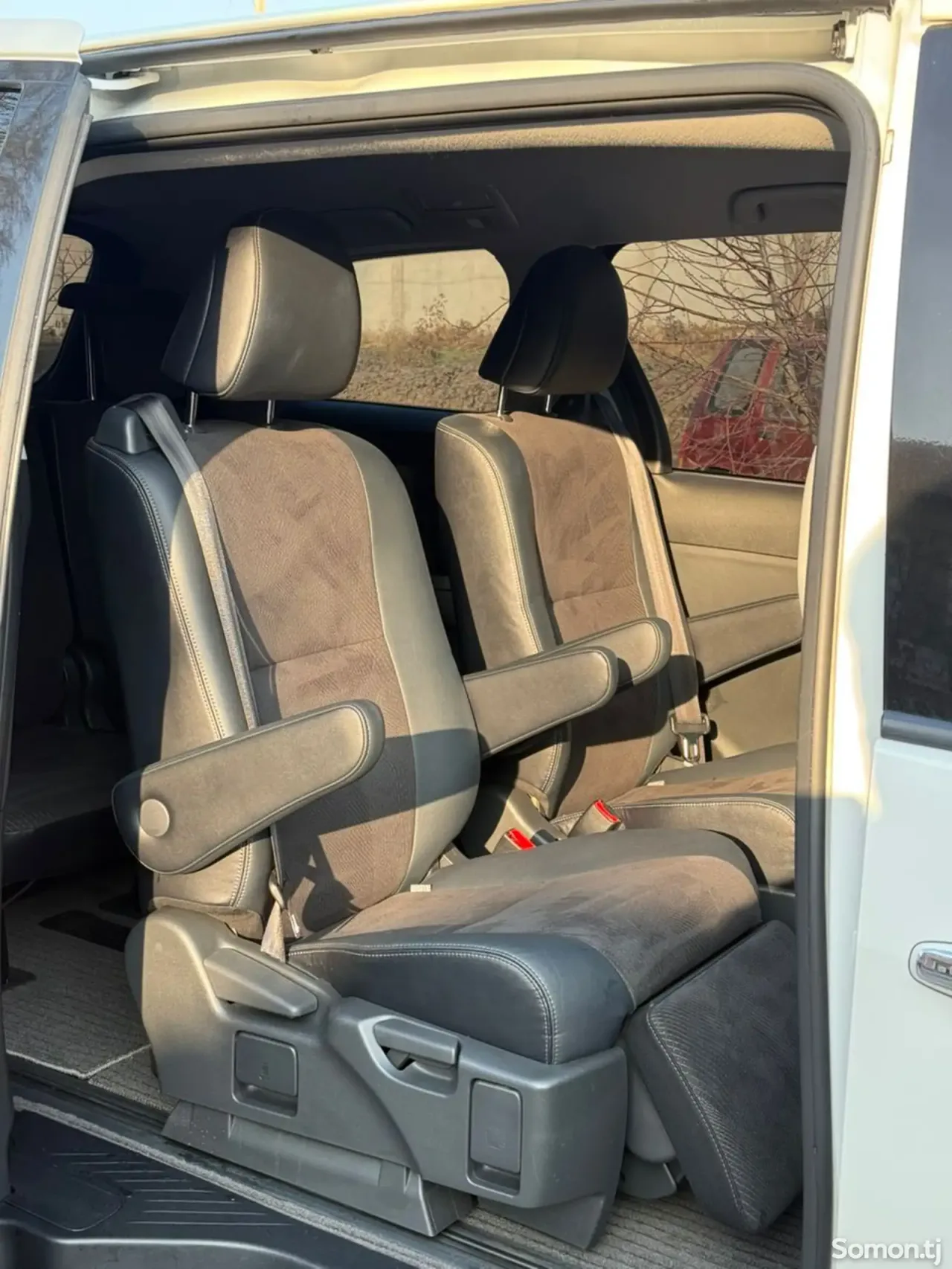 Toyota Estima 2014 · 2.4 AT