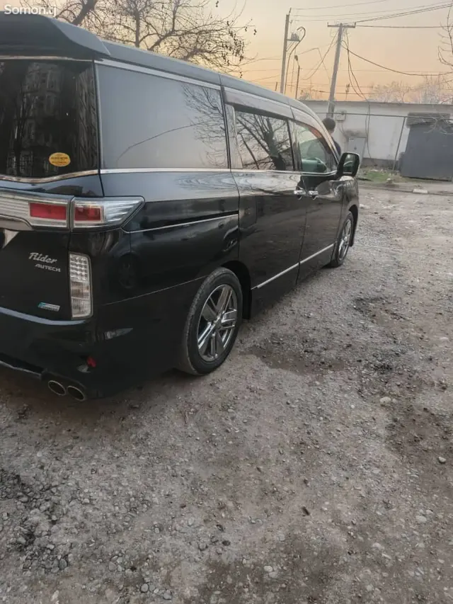 Nissan Elgrand 2011 · 2.4 AT