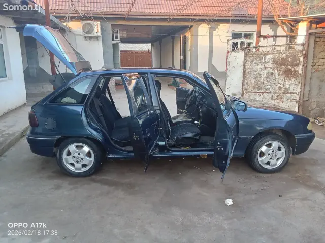 Opel Astra F 1994 · 1.6 MT