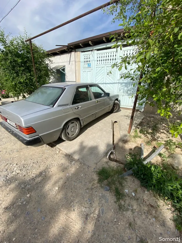 Mercedes-Benz W124 1989 · 2.0 MT
