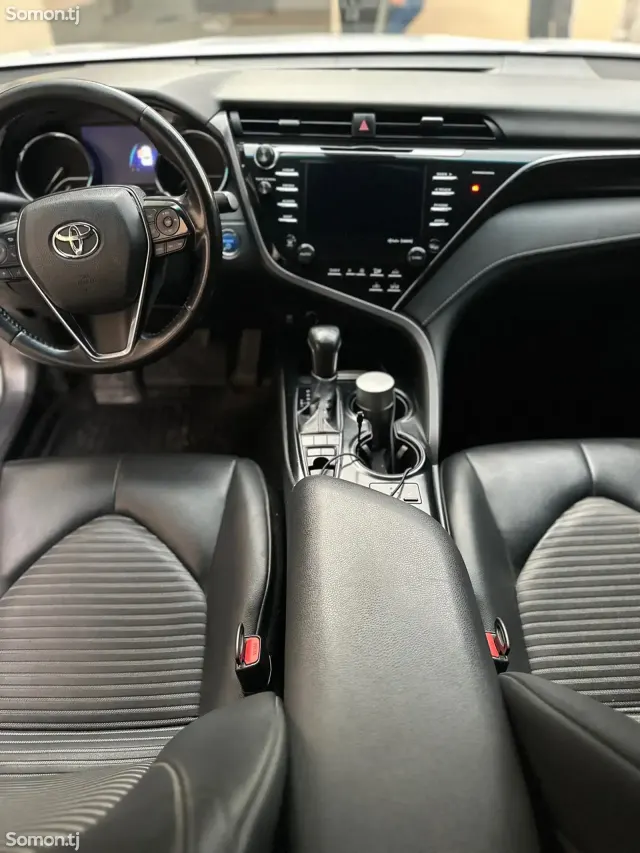 Toyota Camry 2019 · 2.5 AT