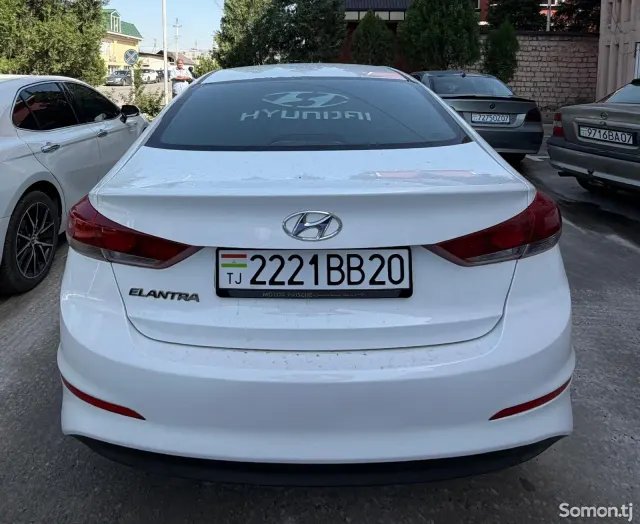 Hyundai Elantra 2017 · 1.8 AT
