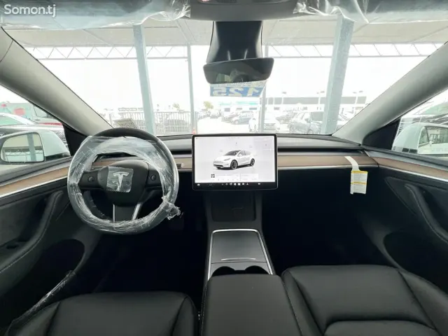 Tesla Model Y 2025 · 5.0 AT