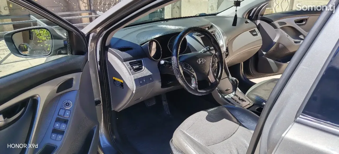 Hyundai Elantra 2013 · 1.8 AT
