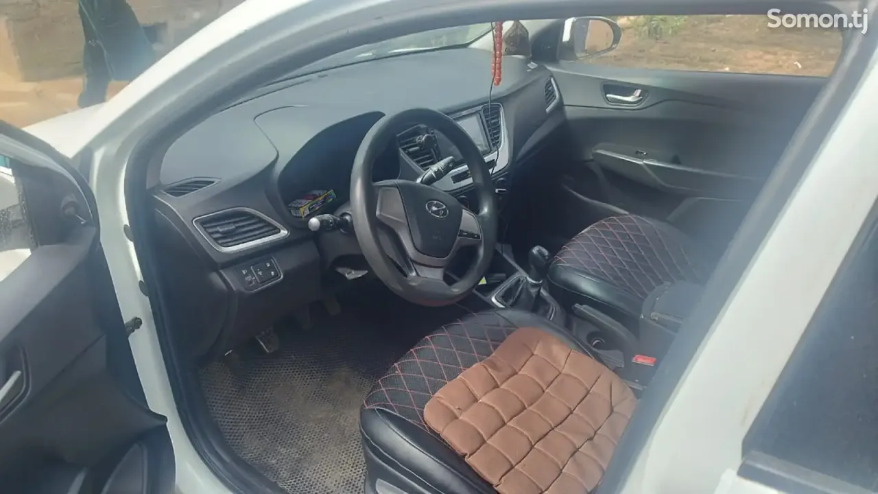 Hyundai Solaris 2018 · 1.4 MT