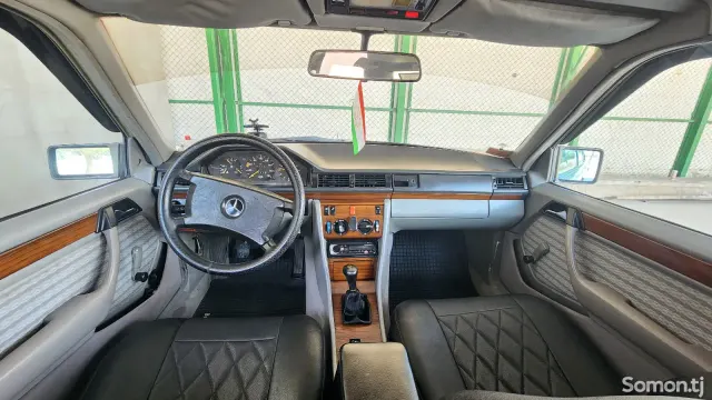 Mercedes-Benz W124 1991 · 2.0 MT