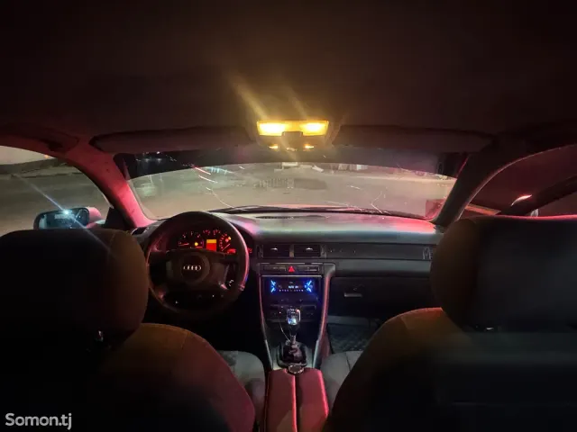 Audi A6 1999 · 2.4 MT