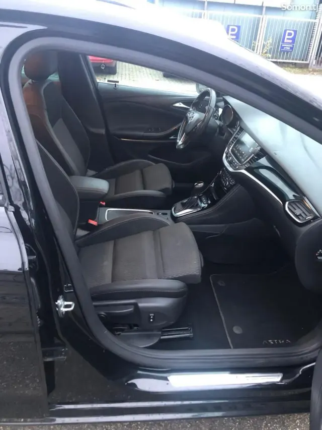 Opel Astra K 2017 · 1.6 AT