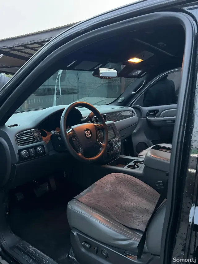Toyota Land Cruiser 2011 · 5.3 AT