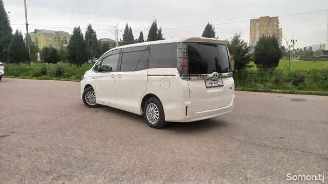 Toyota Voxy 2014 · 2.0 CVT