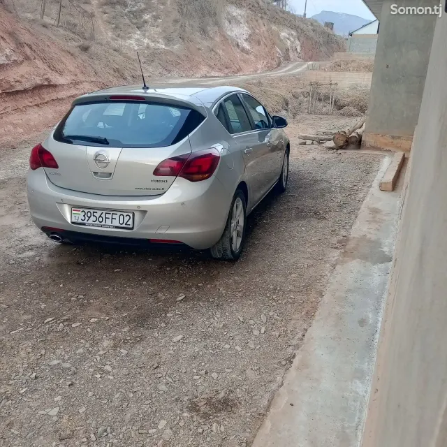 Opel Astra J 2010 · 1.6 AT