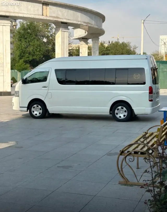 Toyota HiAce 2011 · 2.7 MT