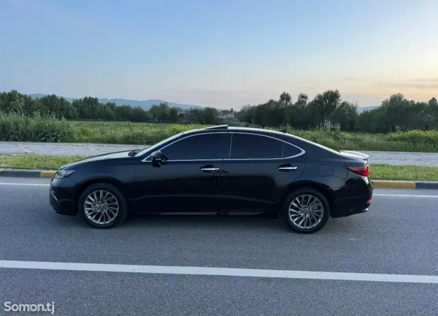 Lexus ES series 2016 · 2.5 AT