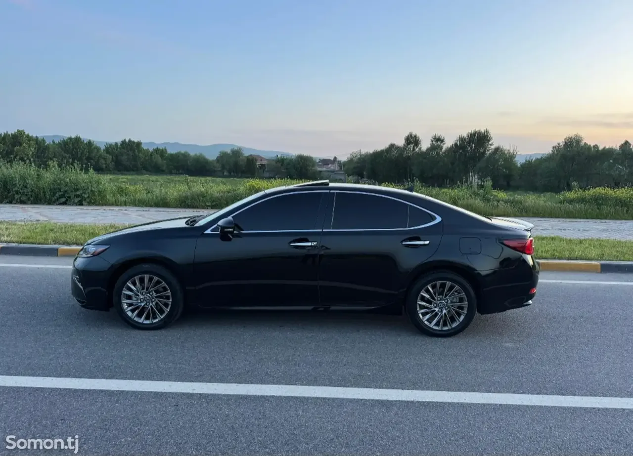 Lexus ES series 2016 · 2.5 AT
