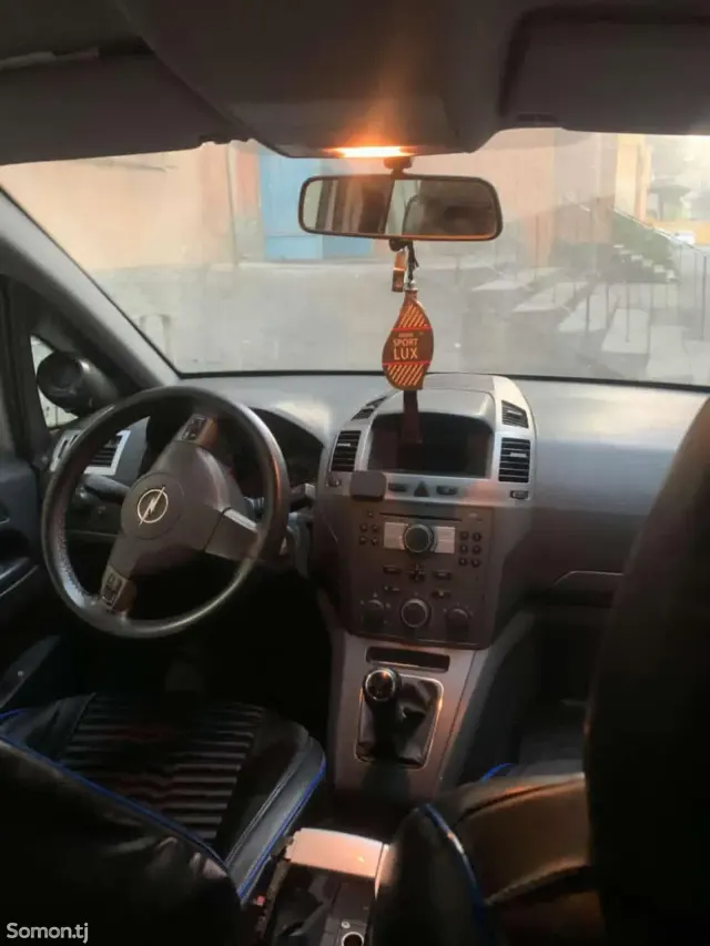 Opel Zafira 2006 · 1.6 MT