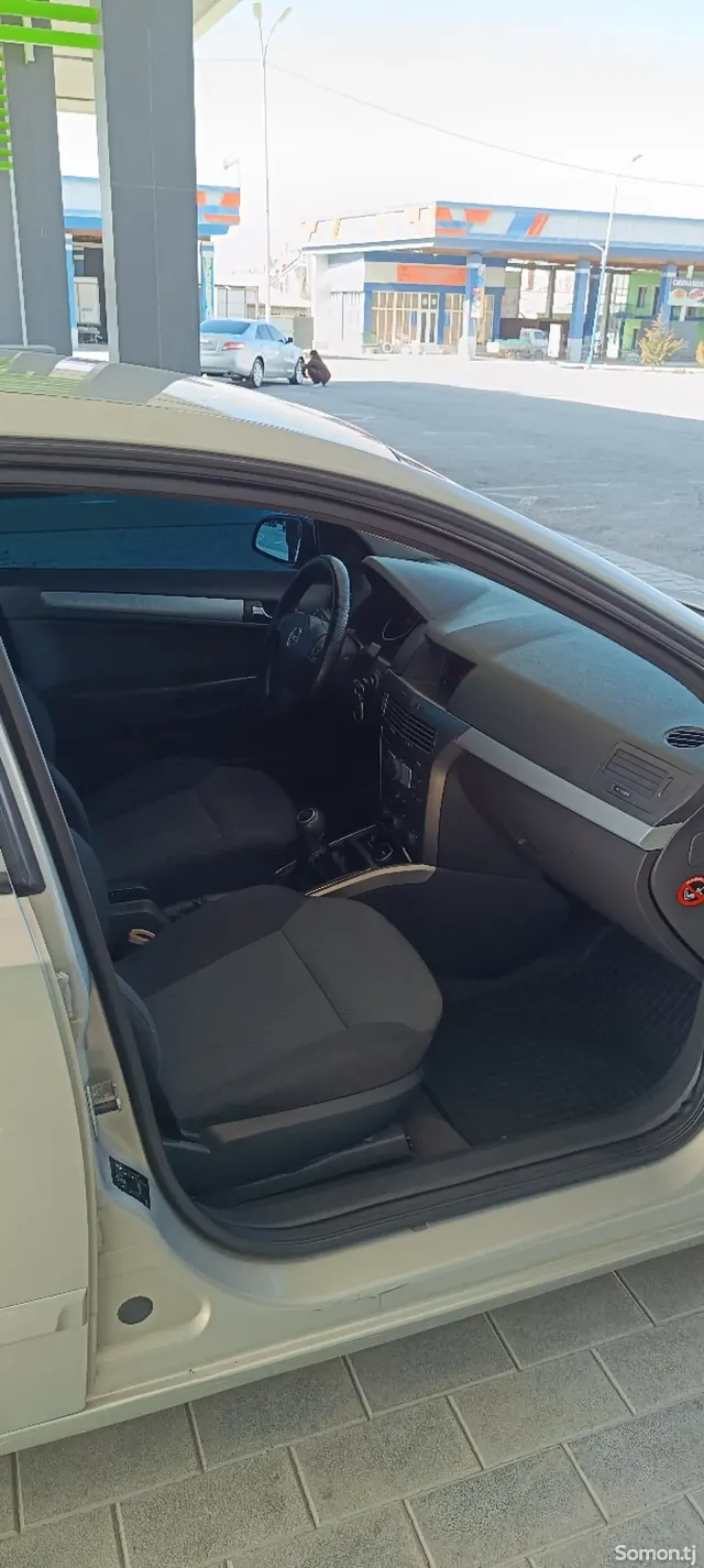 Opel Astra H 2006 · 1.6 MT