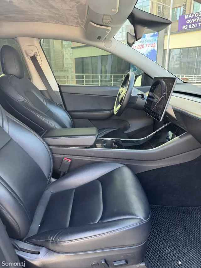 Tesla Model Y 2020 · AT