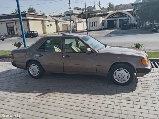Mercedes-Benz W124 1988 · 2.5 MT