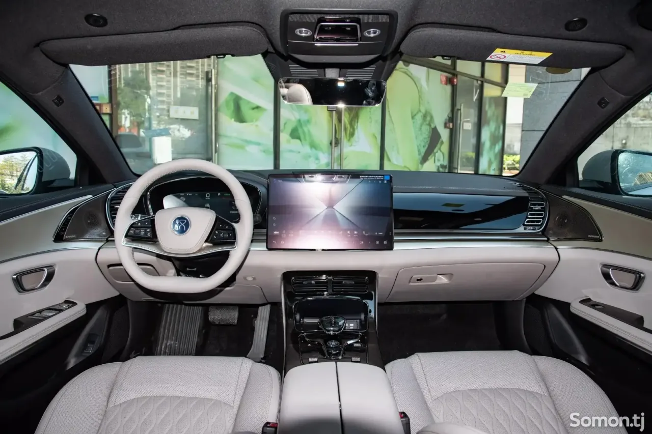BYD Han EV 2025 · AT