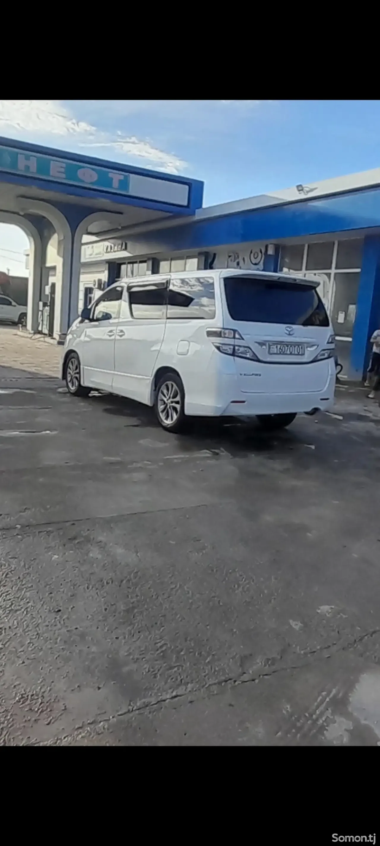 Toyota Vellfire 2010 · 2.4 AT