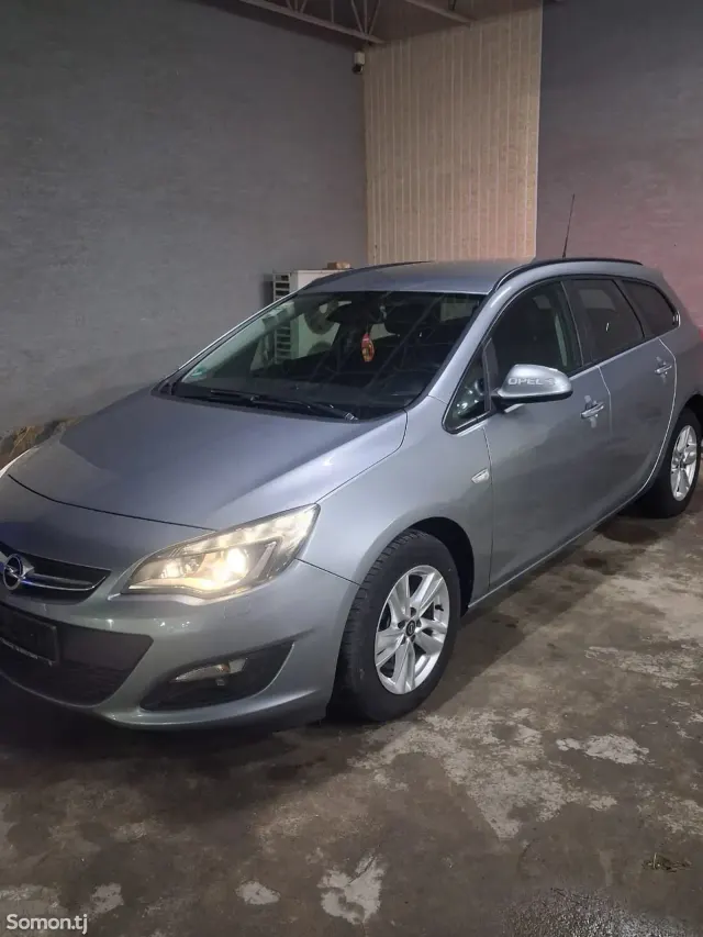 Opel Astra J 2014 · 1.4 MT
